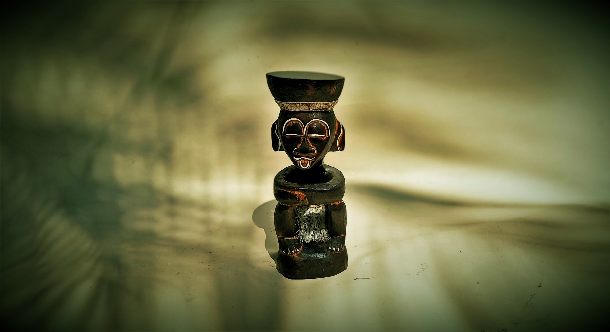 Primitiv-Statue 'Sitzender', Albesiaholz, H 29 cm, Ø 11 cm von fischer's lagerhaus