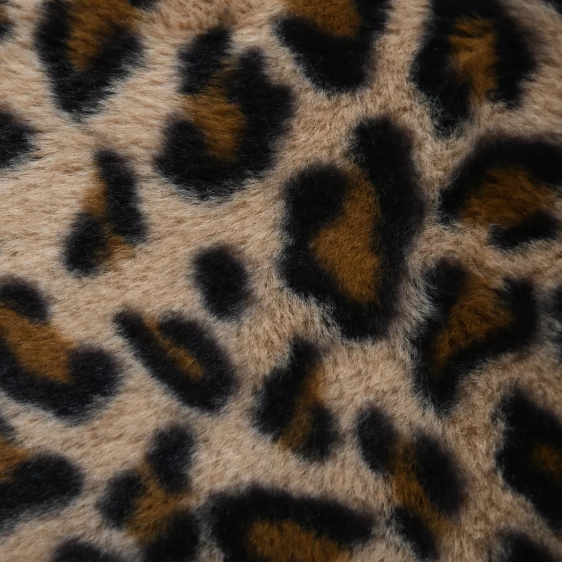 Coussin carré fausse fourrure léopard (45 x 45 cm) Fauves Camel