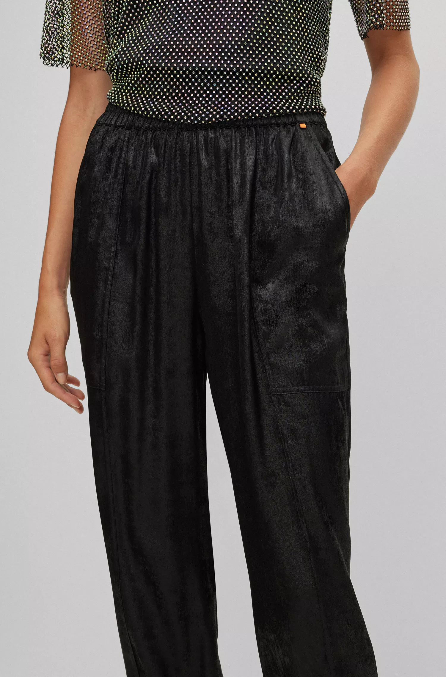 Calça BOSS laranja, corte folgado, com estampa de efeito metálico.