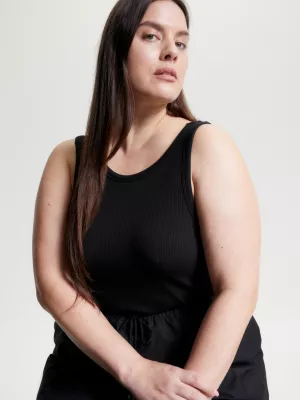 Vestido longo sem mangas com cintura ajustável por cordão.