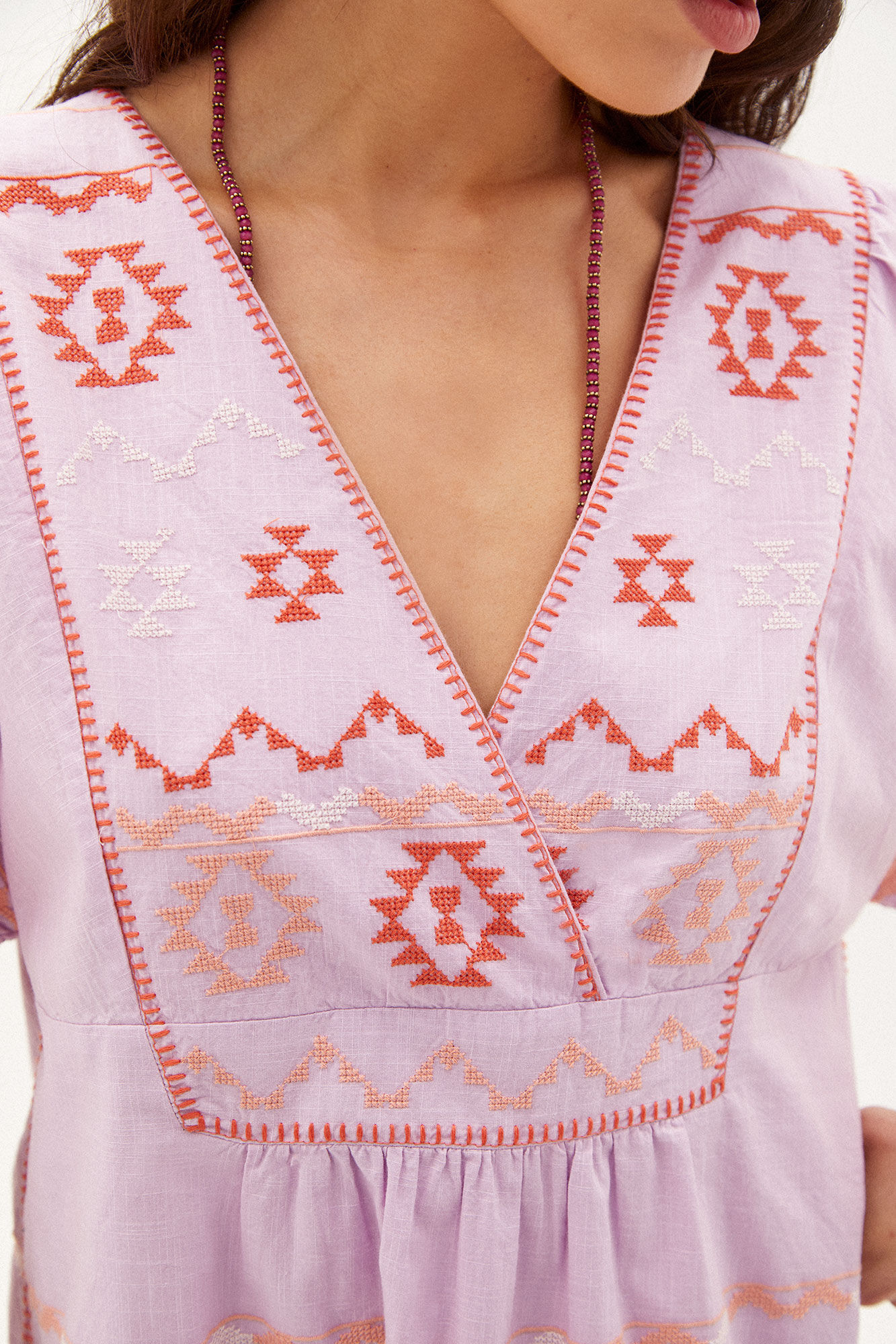 Marisol. Vestido curto com aplicações de miçangas - Rosa