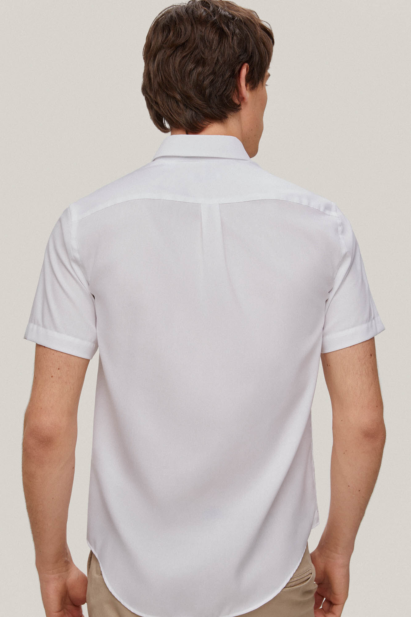 Camisa branca lisa de manga curta que não precisa passar