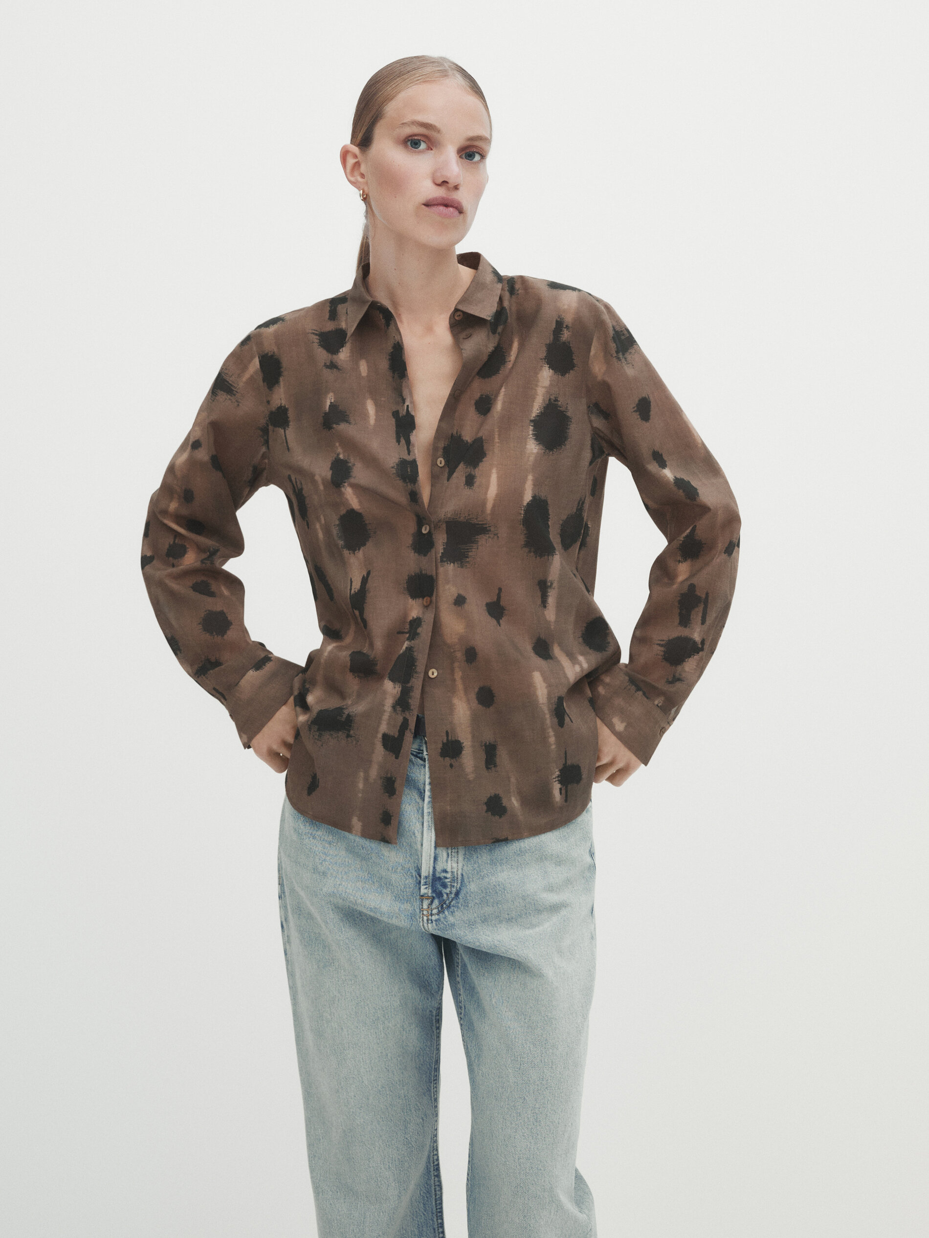 Camisa com estampa de bolinhas - MARROM