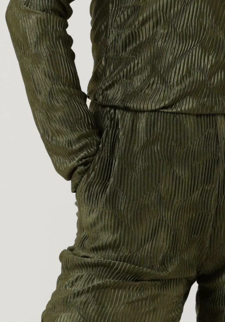 ANOTHER LABEL groene another label pantalon garcelle pleated pants