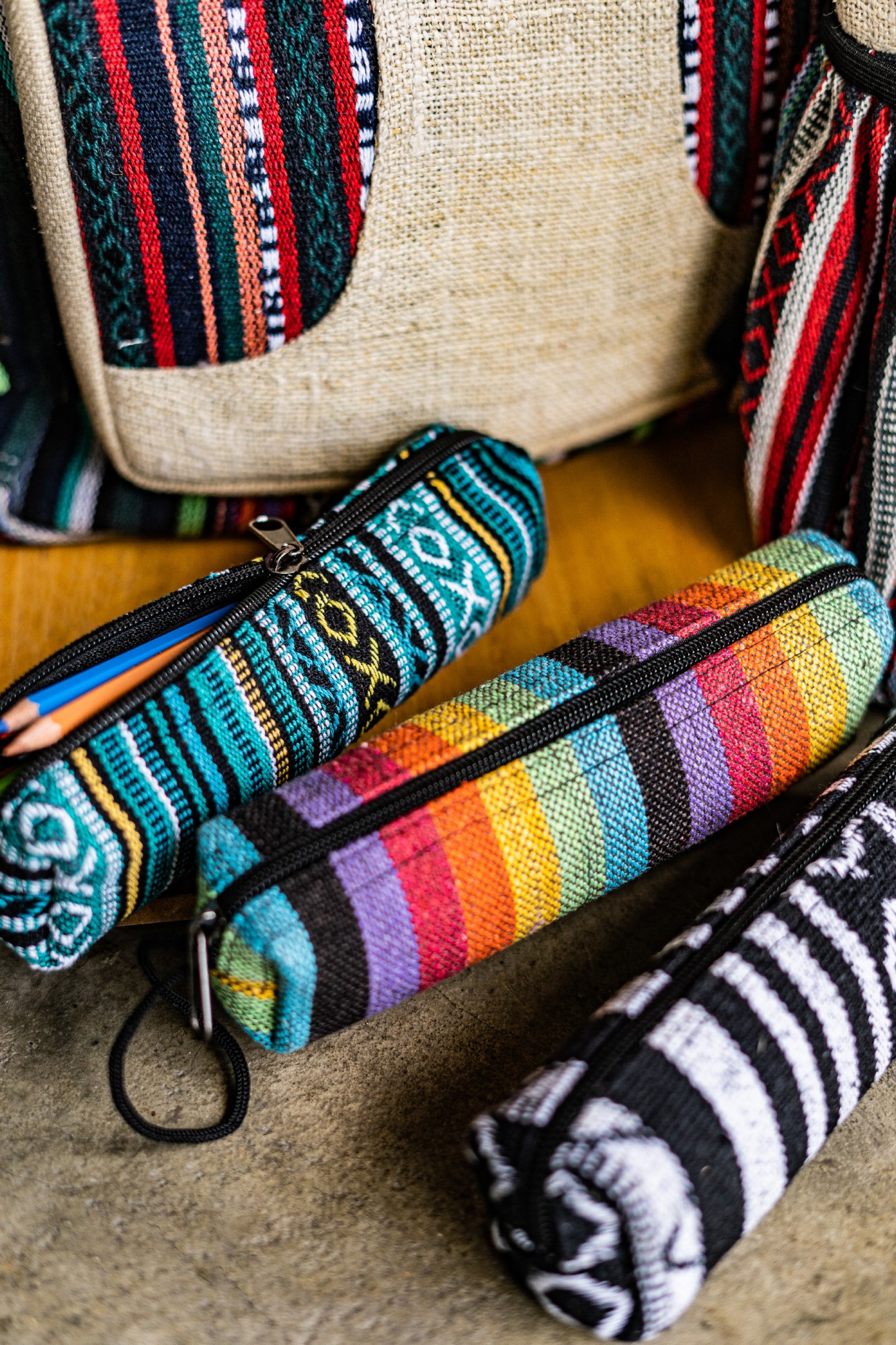 Stifteetui 'Rainbow', echte Handarbeit aus Nepal, multicolor, B 22 cm, H 5 cm günstig bestellen