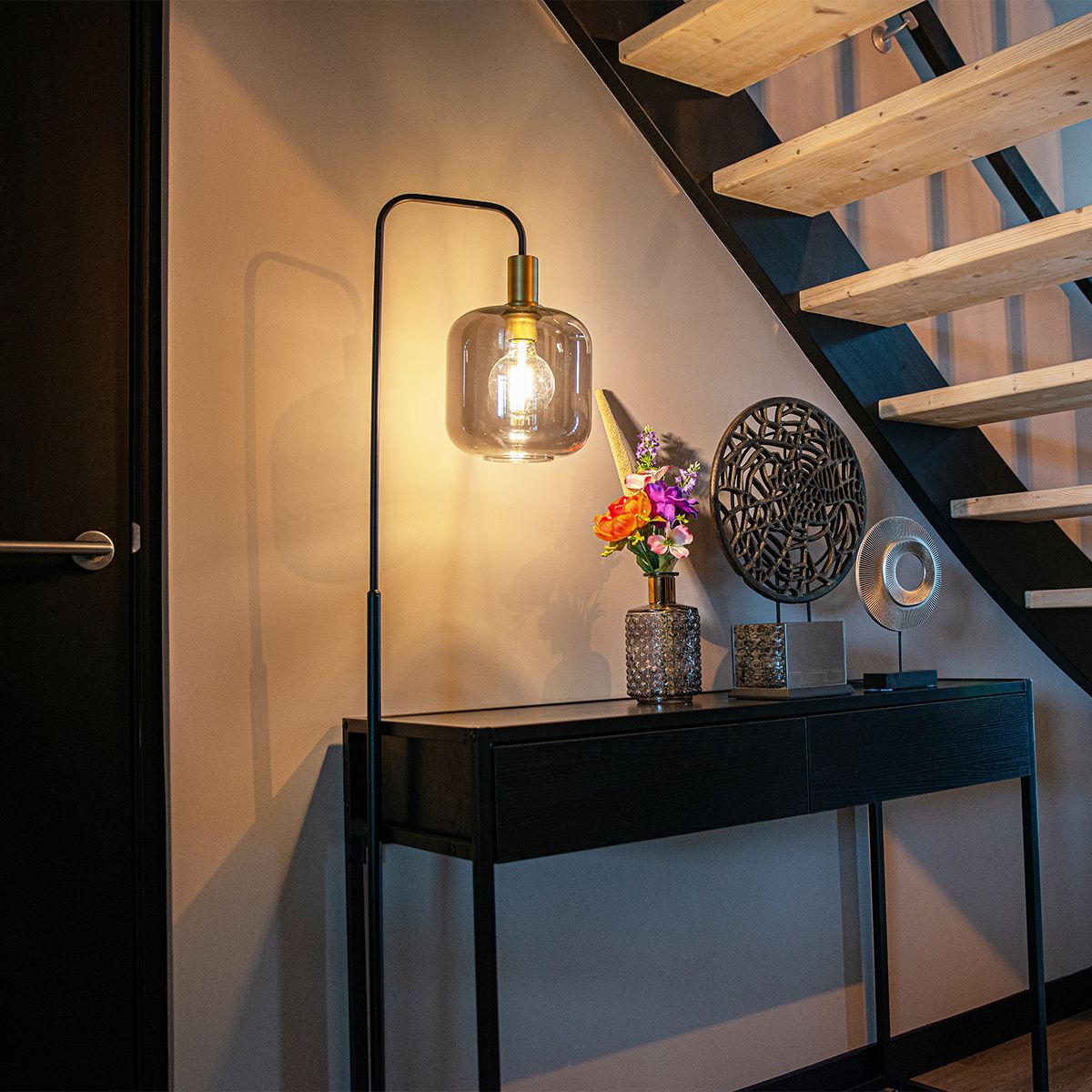 Design vloerlamp zwart met goud en smoke glas - Zuzanna