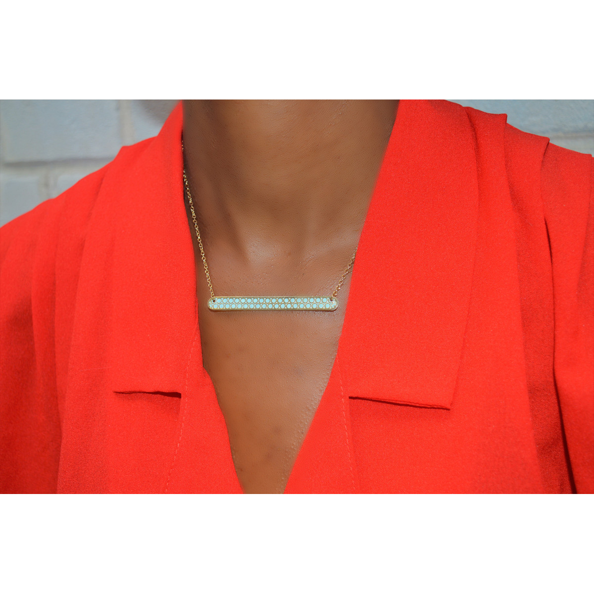 Collier avec  pendentif barre coloré -doré à l 'or fin