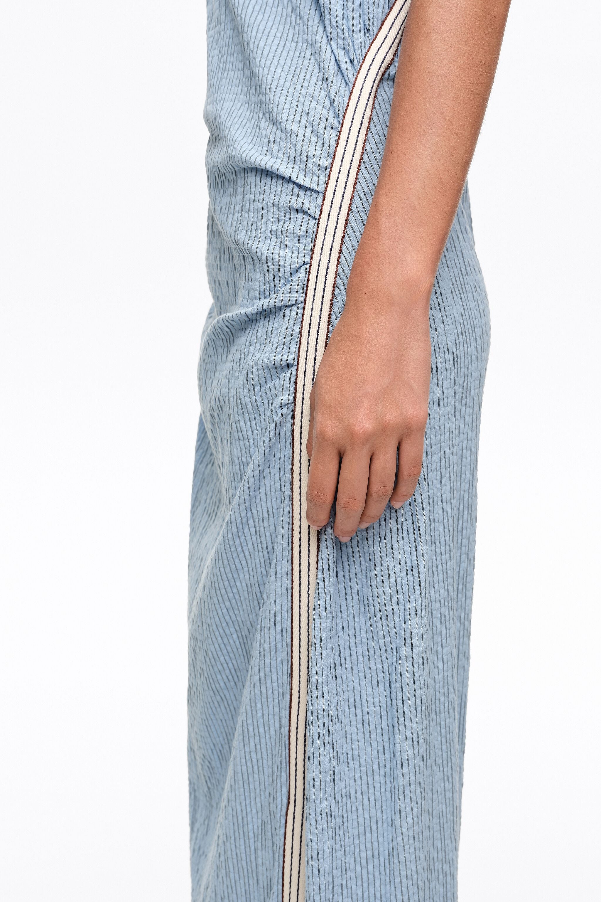 Vestido sem mangas com alça sobreposta listrada azul