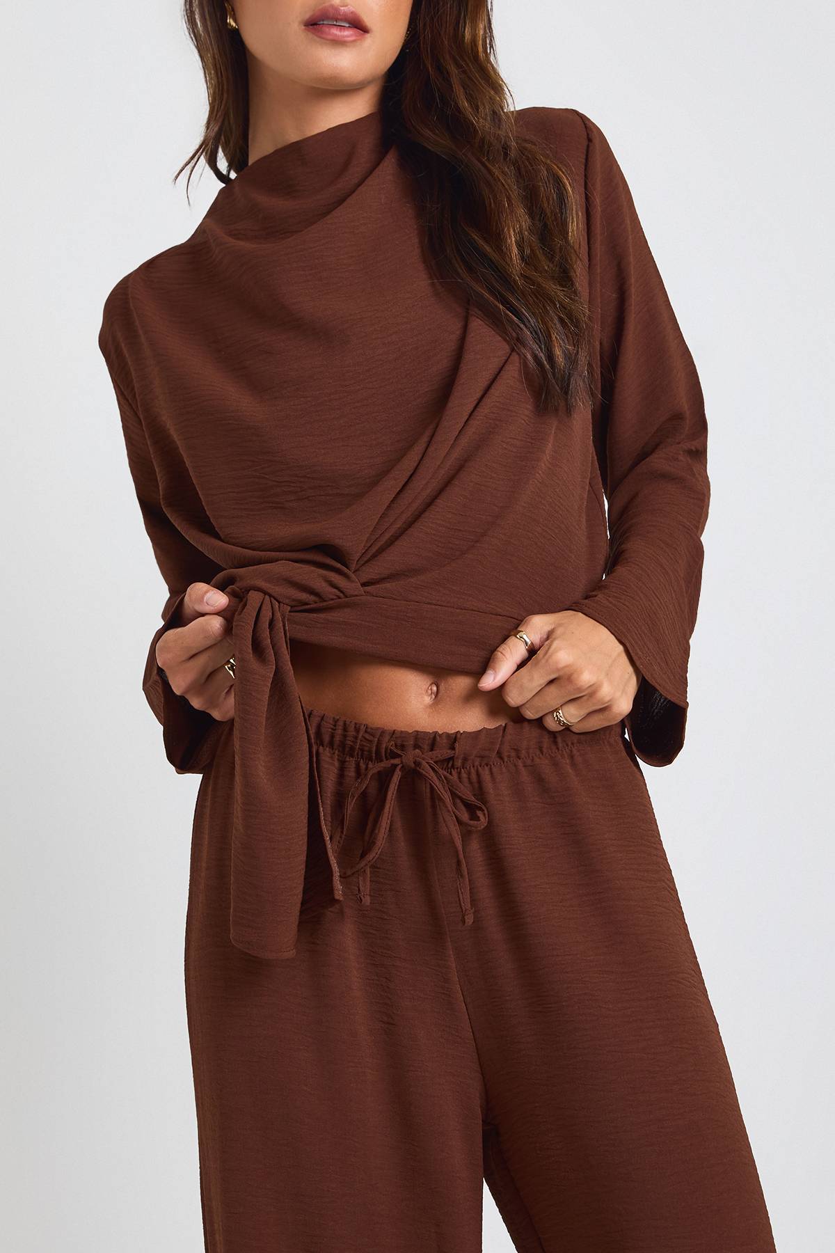boohoo Chemisier allongé à manches longues en drapé tissé et pantalon coordonné