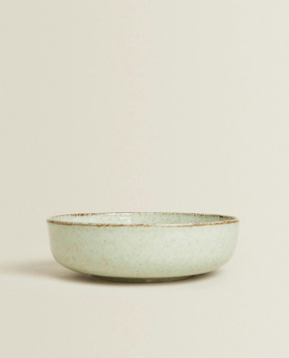 Tigela de porcelana com borda de acabamento antigo