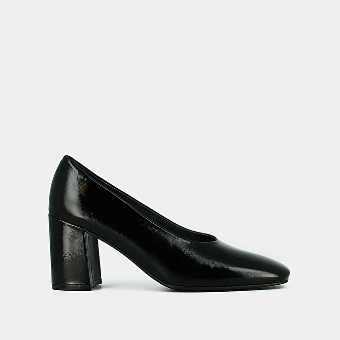 Escarpins à talons et bouts carrés  en cuir brillant noir