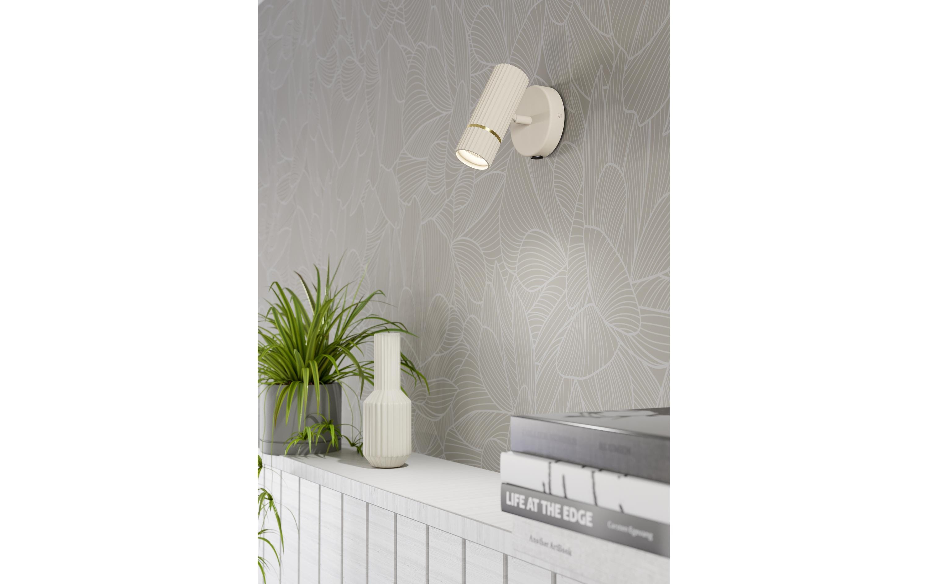 Wandleuchte CAMINIA GU10 1 x 4.7WLED Wandleuchte mit GU10-Fassung und Wippschalter, sandfarben mit Messingakzenten