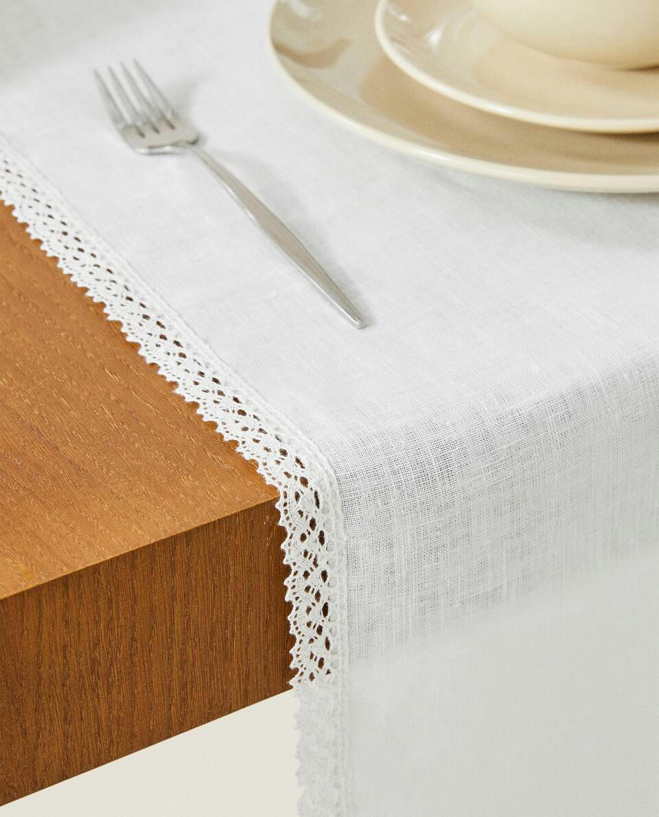 CAMINHO DE MESA COM ACABAMENTO EM RENDA