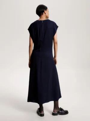 Vestido de sarja com modelagem acinturada e evasê, estilo despojado.