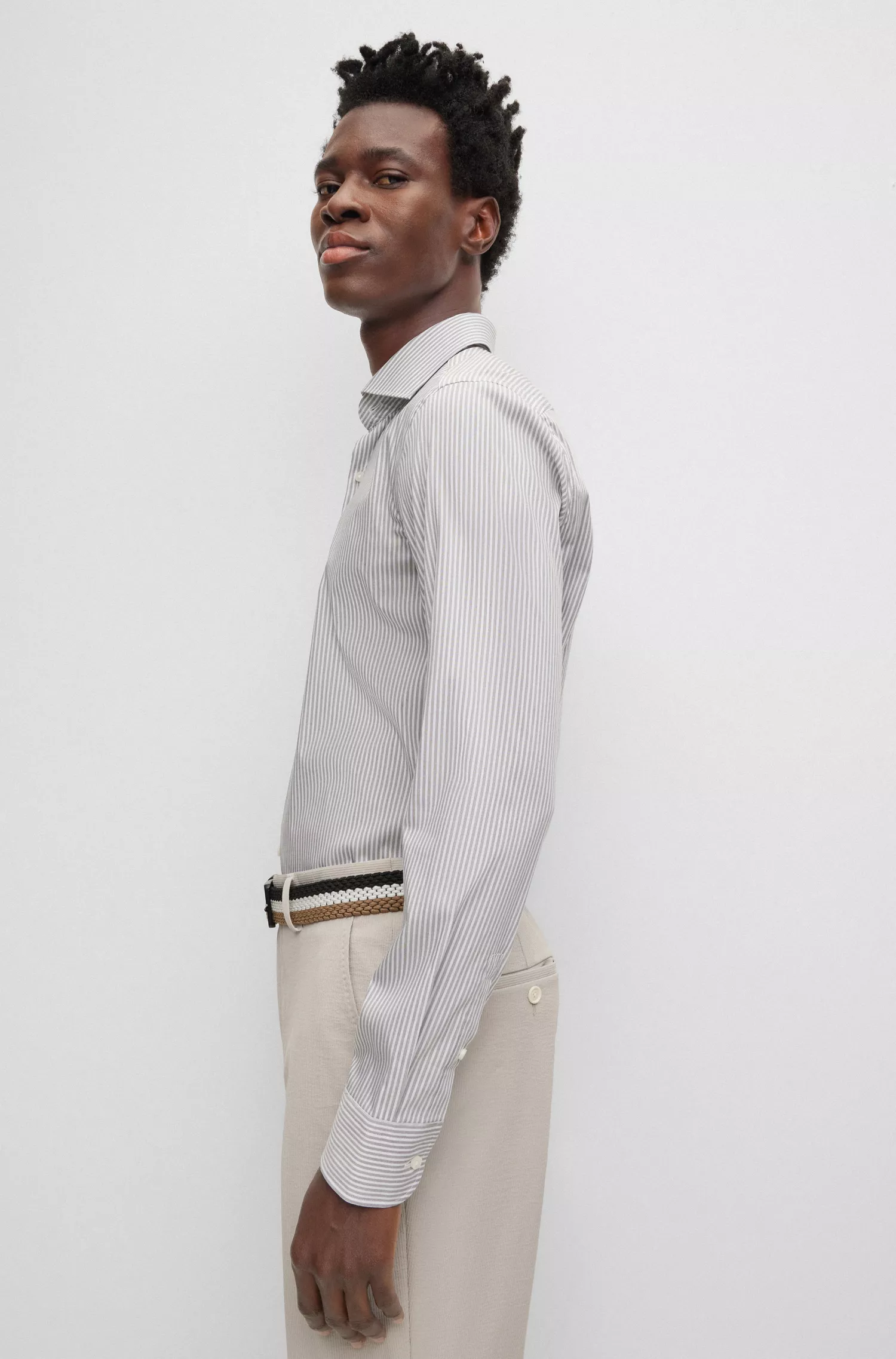 Camisa BOSS preta de corte slim em tecido elástico de alta performance com listras.