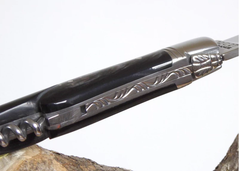 Couteau Laguiole avec un manche en Corne brune et tire bouchon et mitres Inox