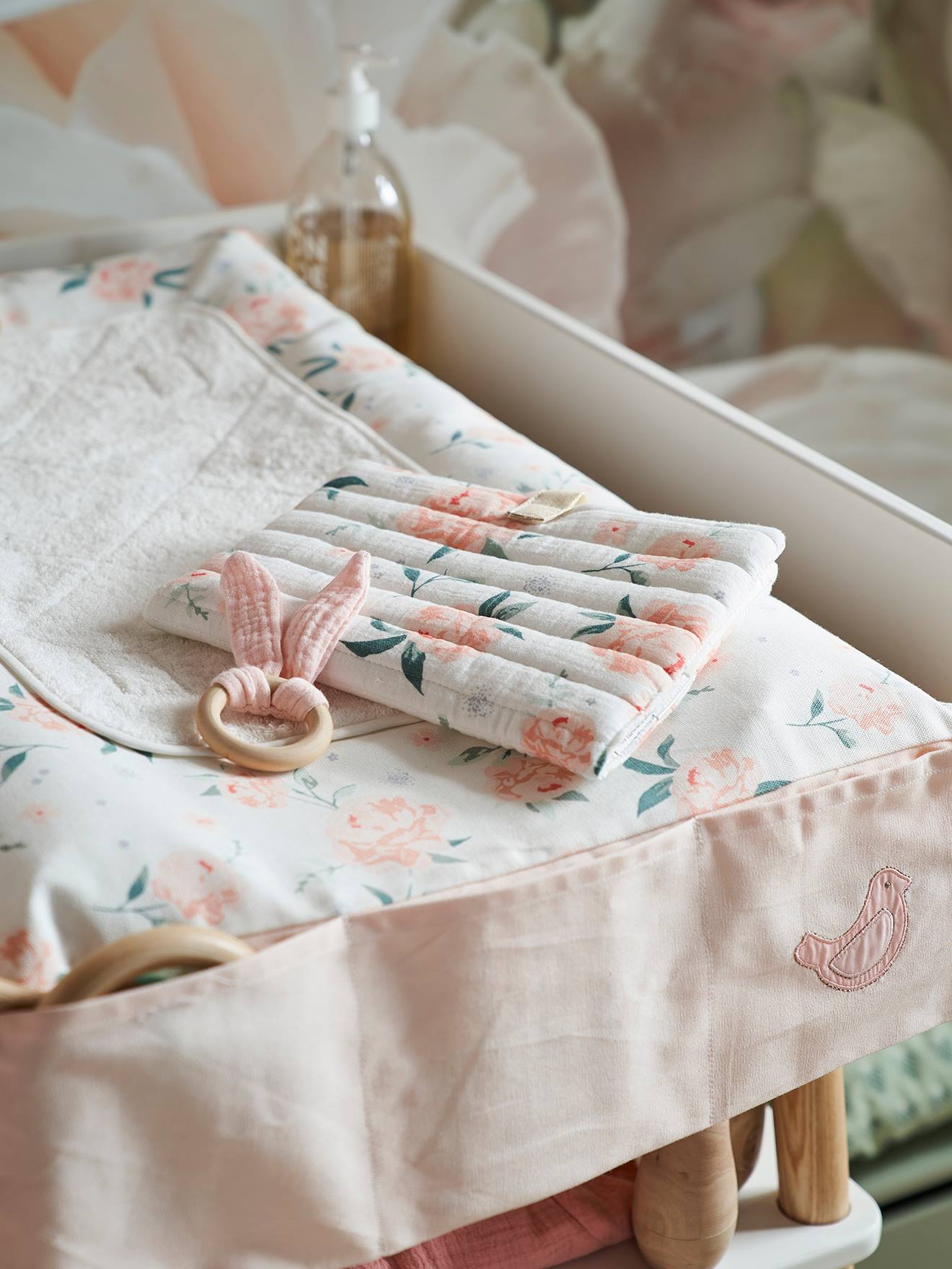 Tapete para troca de fraldas Eau de Rose, branco claro, liso com estampas.