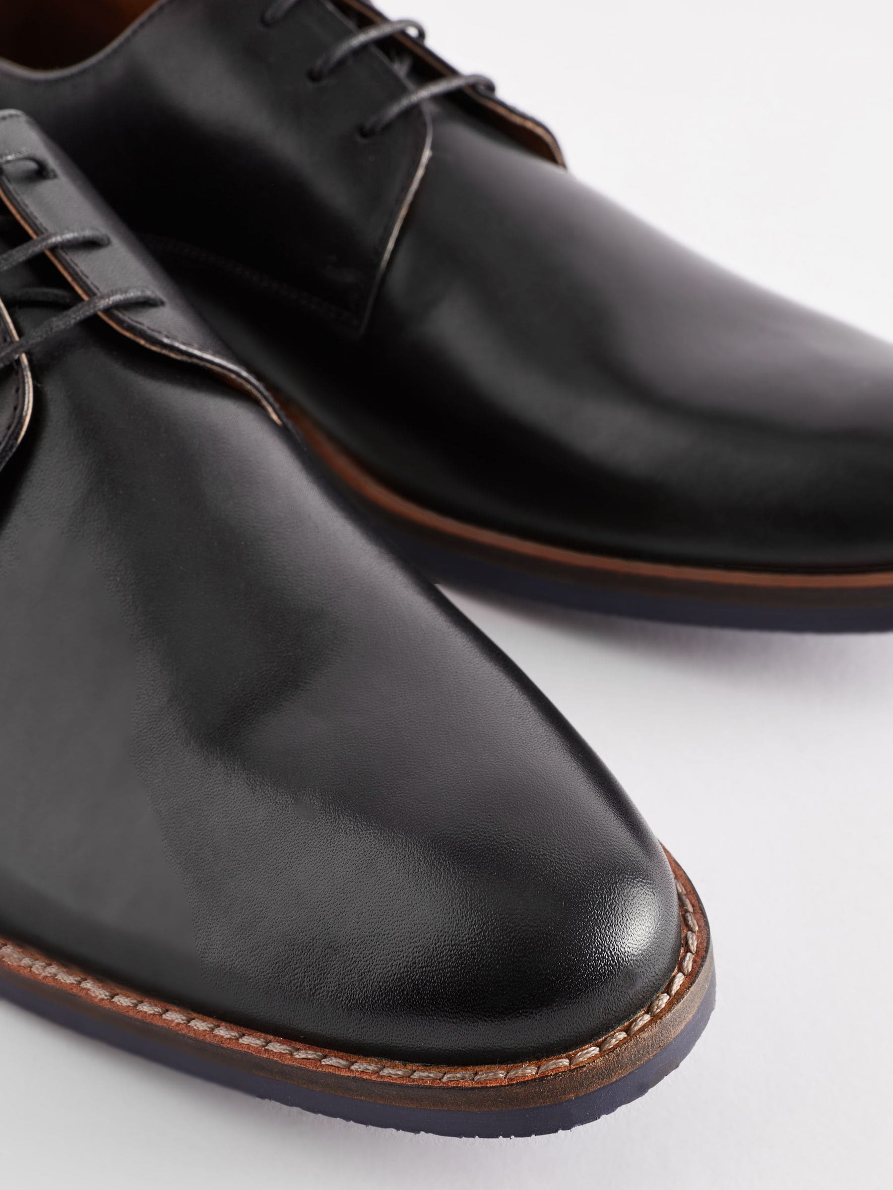 Zwart - Standaard pasvorm - Leren Derby-schoenen met contrasterende marineblauwe zool
