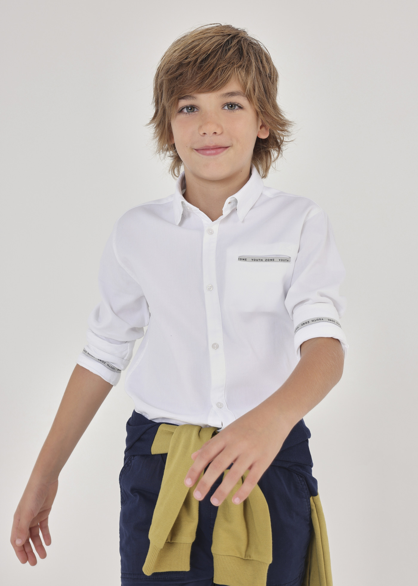 Camisa de manga comprida para meninos, feita com algodão sustentável.