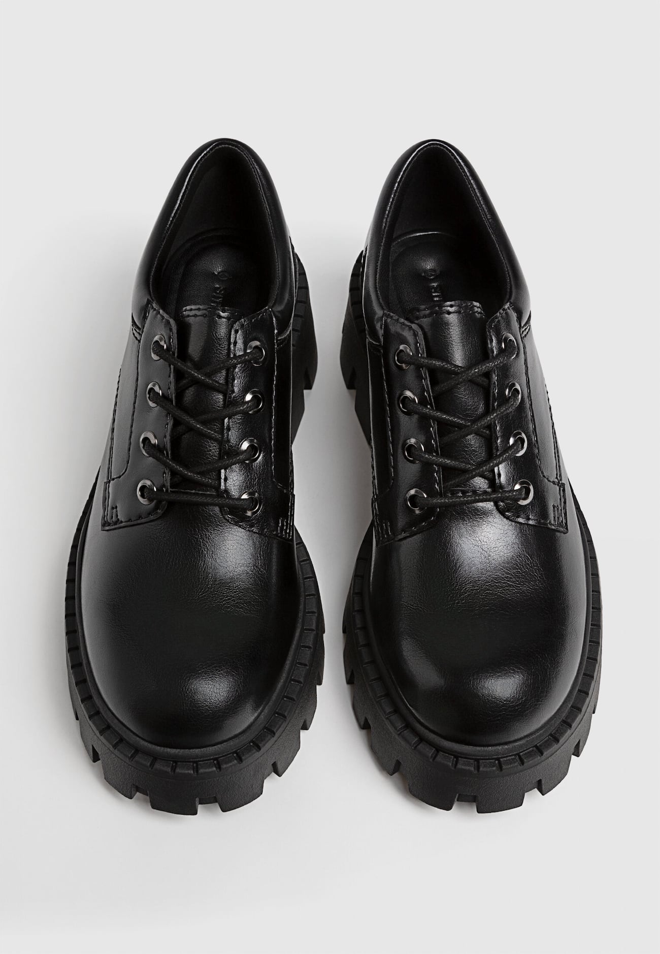 Sapatos baixos com cadarço e solado tratorado.