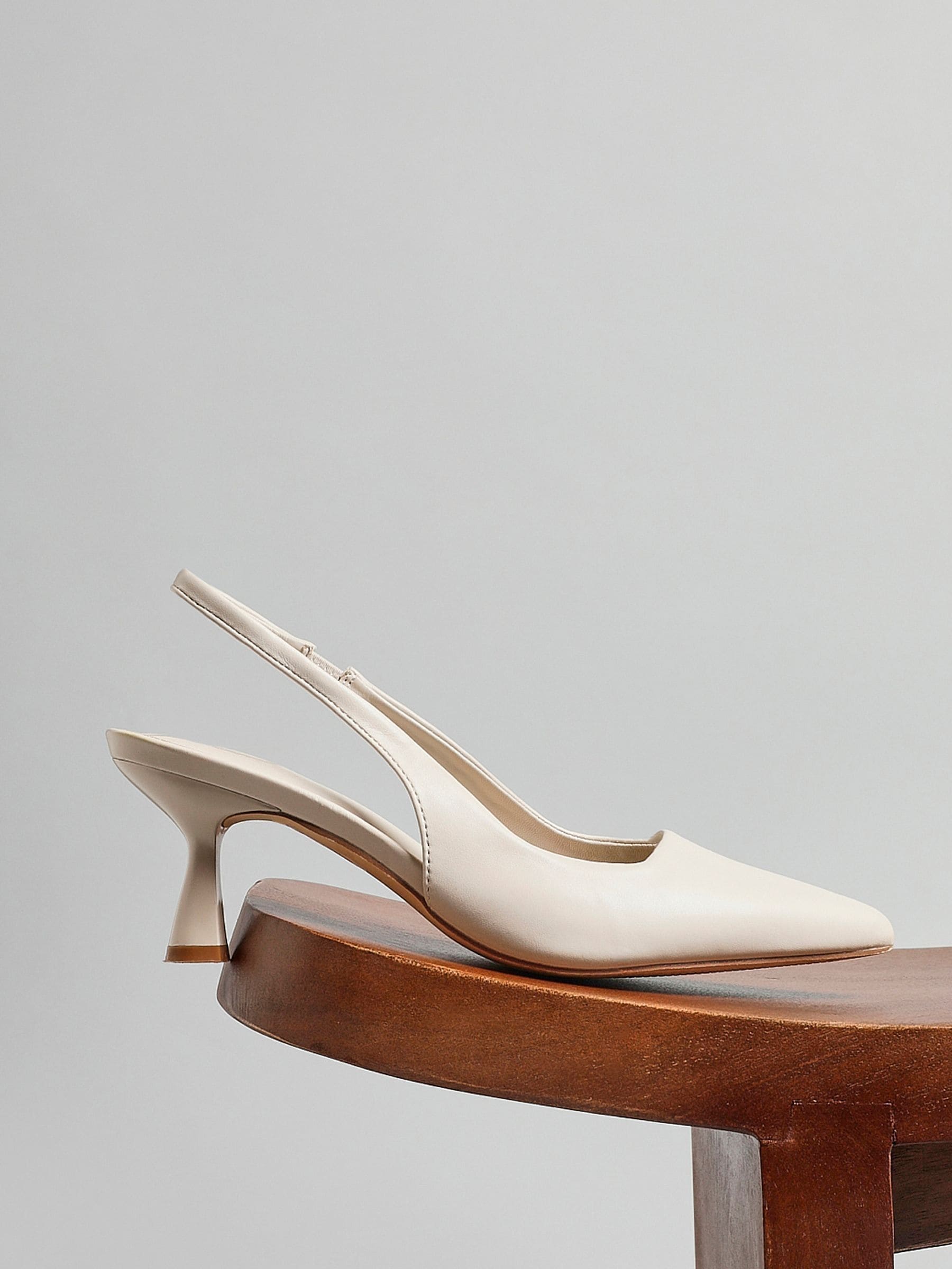 Beige - Linzi Presley pumps met naaldhakken en spitse neus