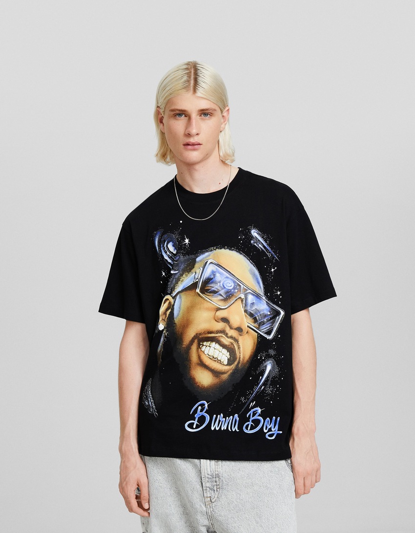 Camiseta de manga curta com estampa do Burna Boy e modelagem quadrada.