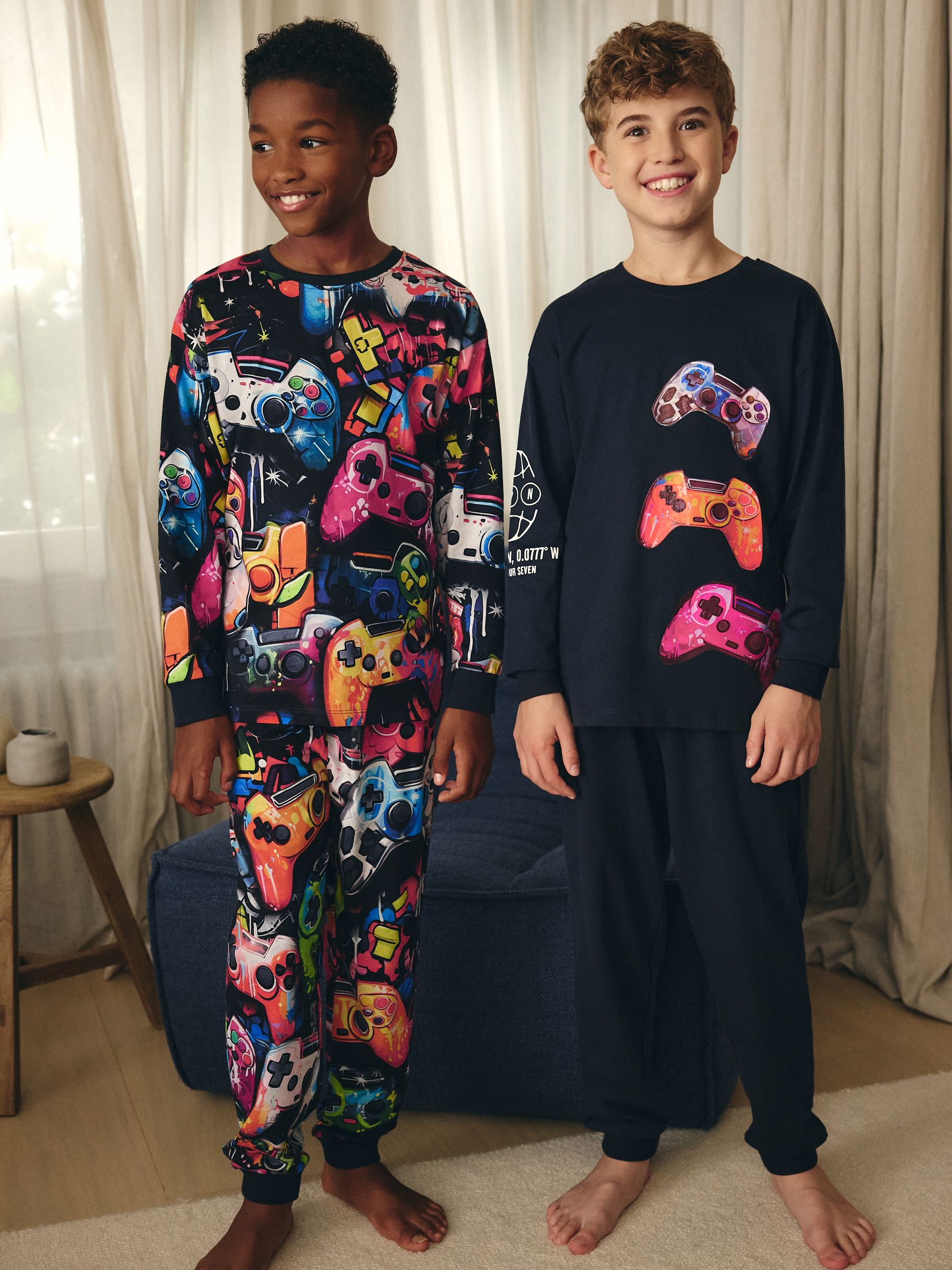 Zwart/roze met gamecontroller - Verpakking van 2 pyjama's met lange mouwen (3-16 jr)