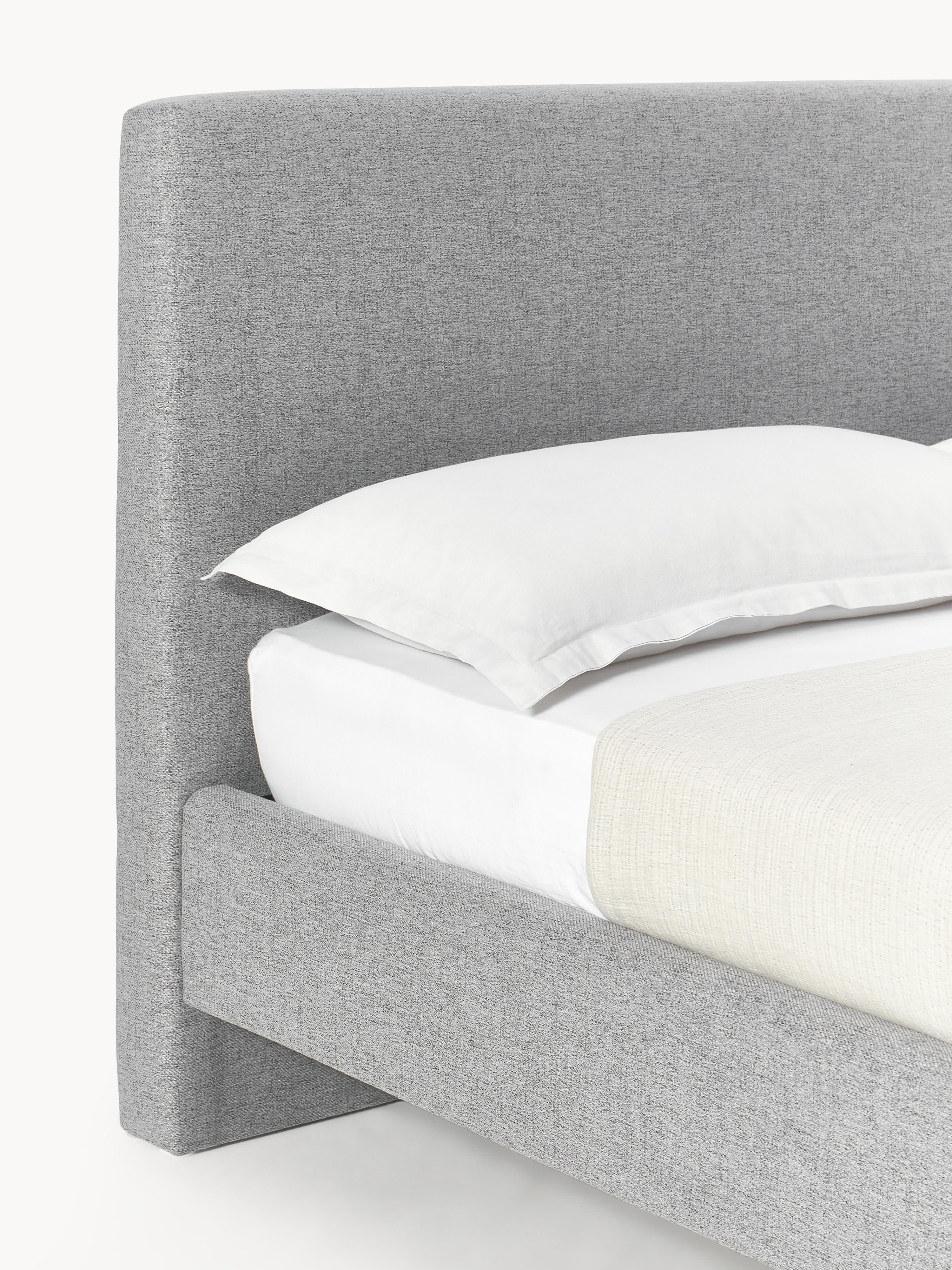 Gestoffeerd bed Giulia met houten poten
