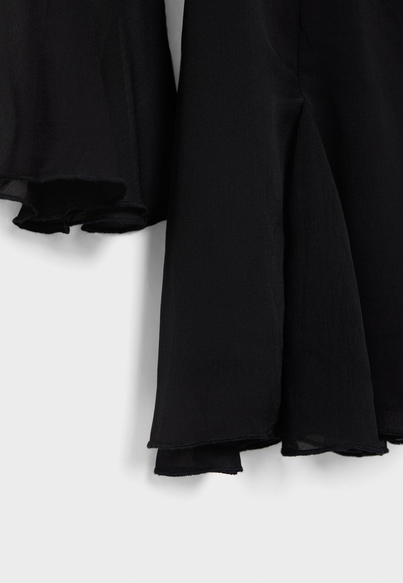 Vestido curto com babados e costas cruzadas.