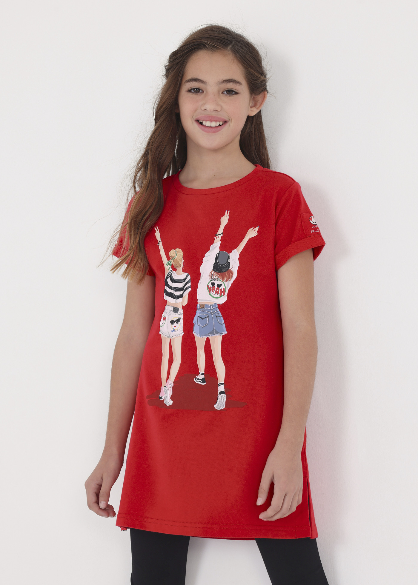 Vestido infantil com estampa e fenda nas costas.