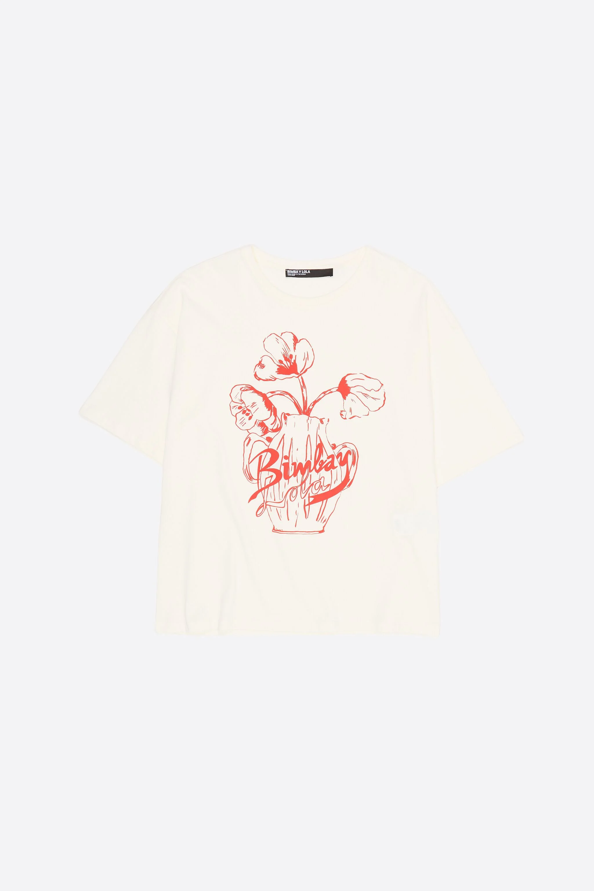Camiseta branca com logo floral em relevo