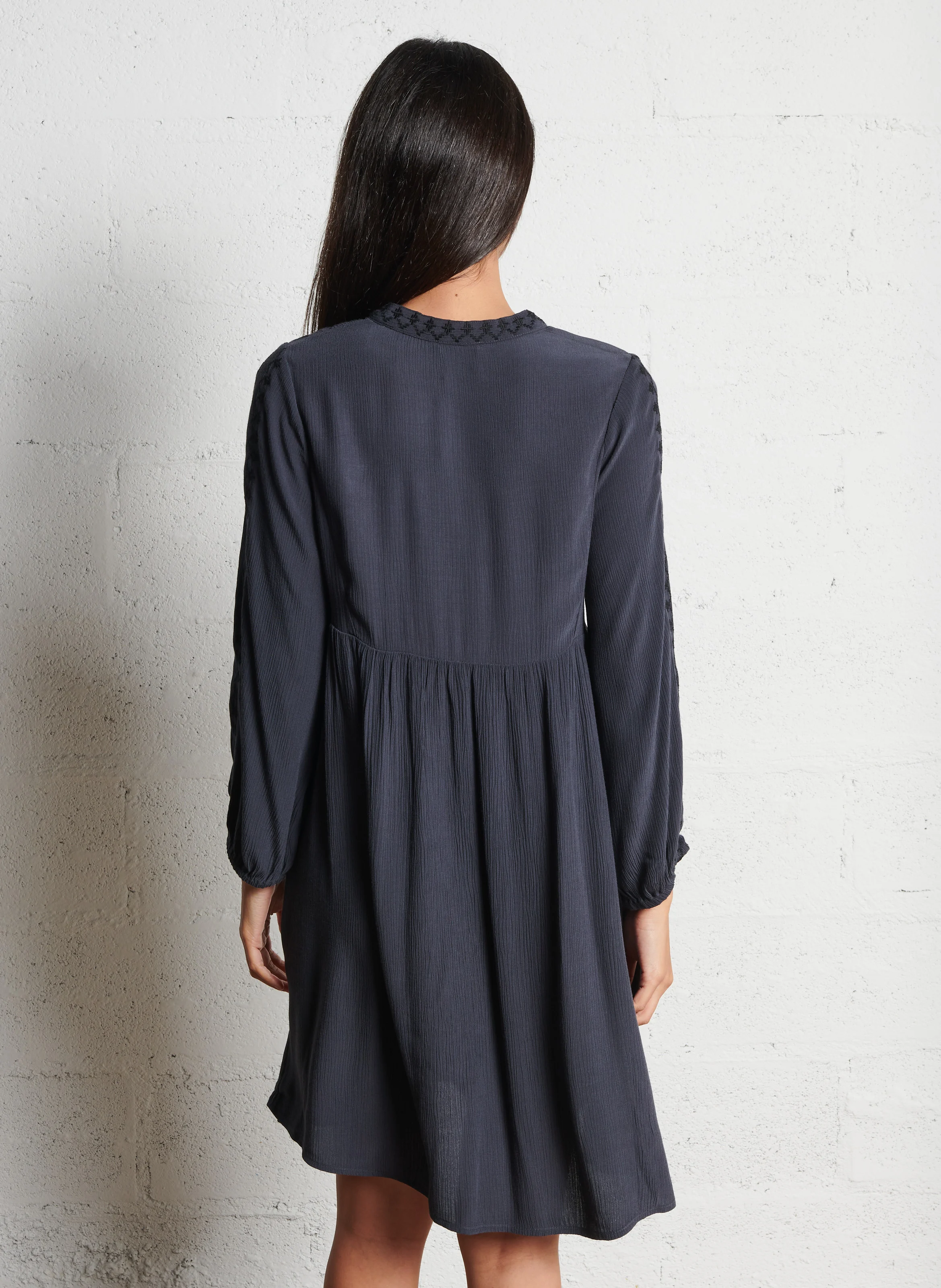 MAELYS - Robe courte droite brodée| Gris