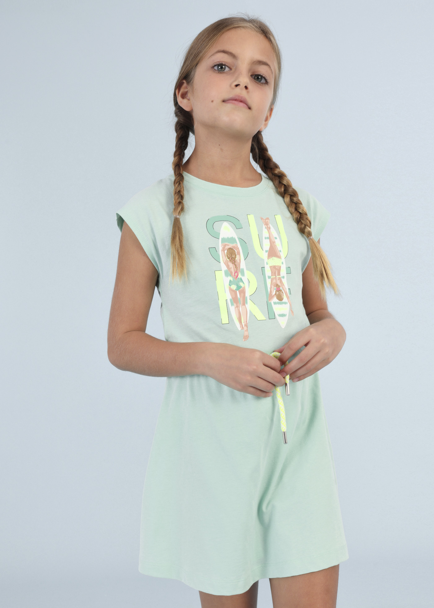 Macacão curto com estampa, confeccionado em algodão sustentável para meninas.