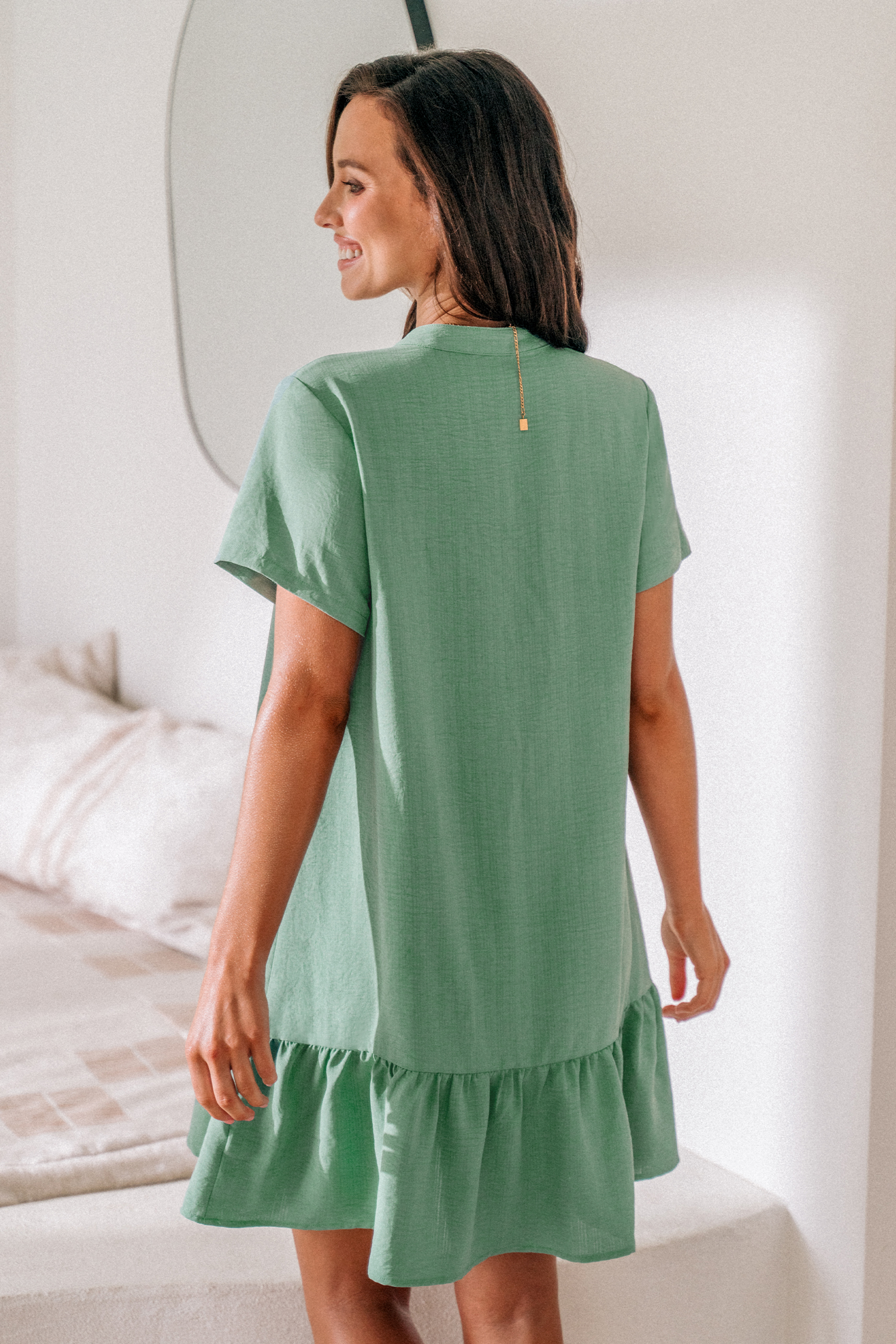 Robe mini à manches bouffantes et boutons vert tendre