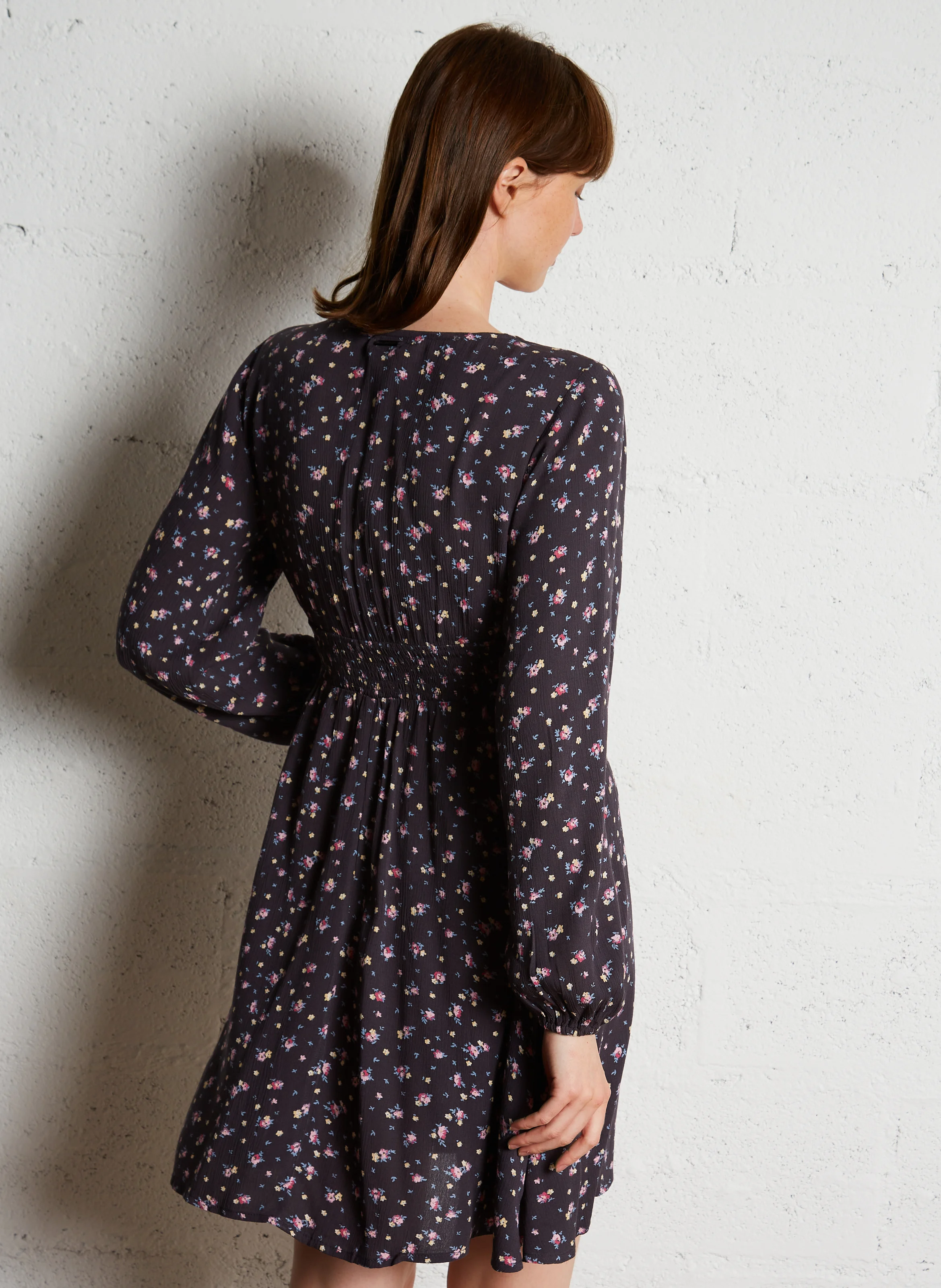 IN UR DREAMS - Robe courte cintrée à col V | Noir