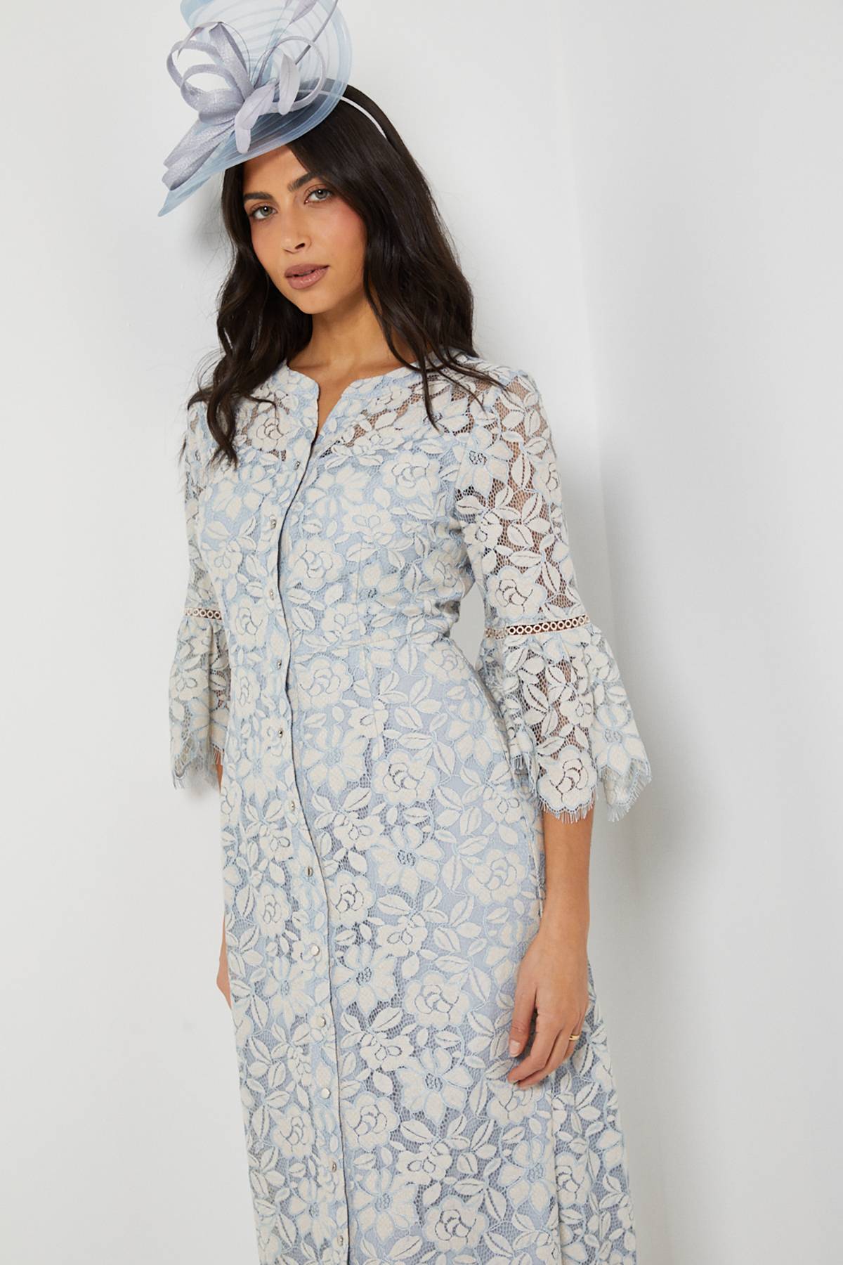 Wallis Robe Midi en Dentelle à Manches Évasées avec Boutons
