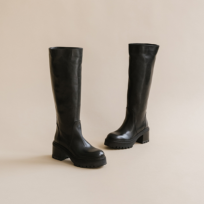 Bottes à bouts ronds et semelles crantée...  en cuir noir