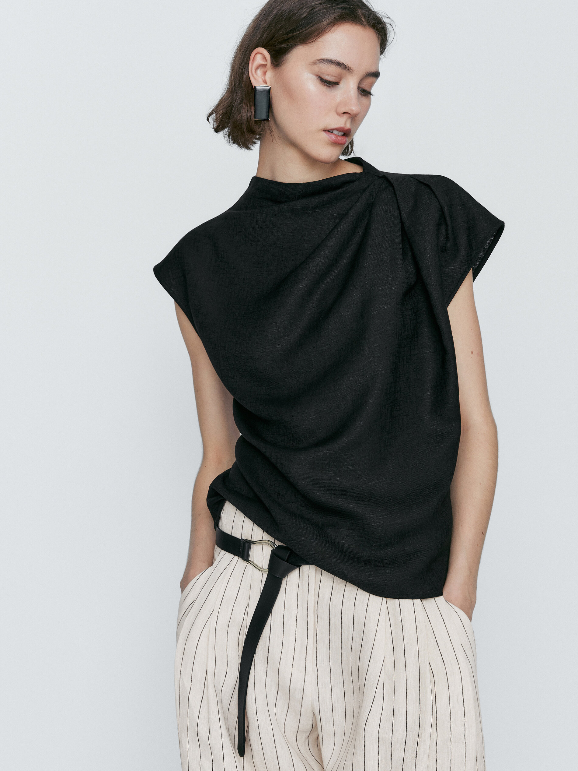 Blusa com ombros drapeados - PRETA