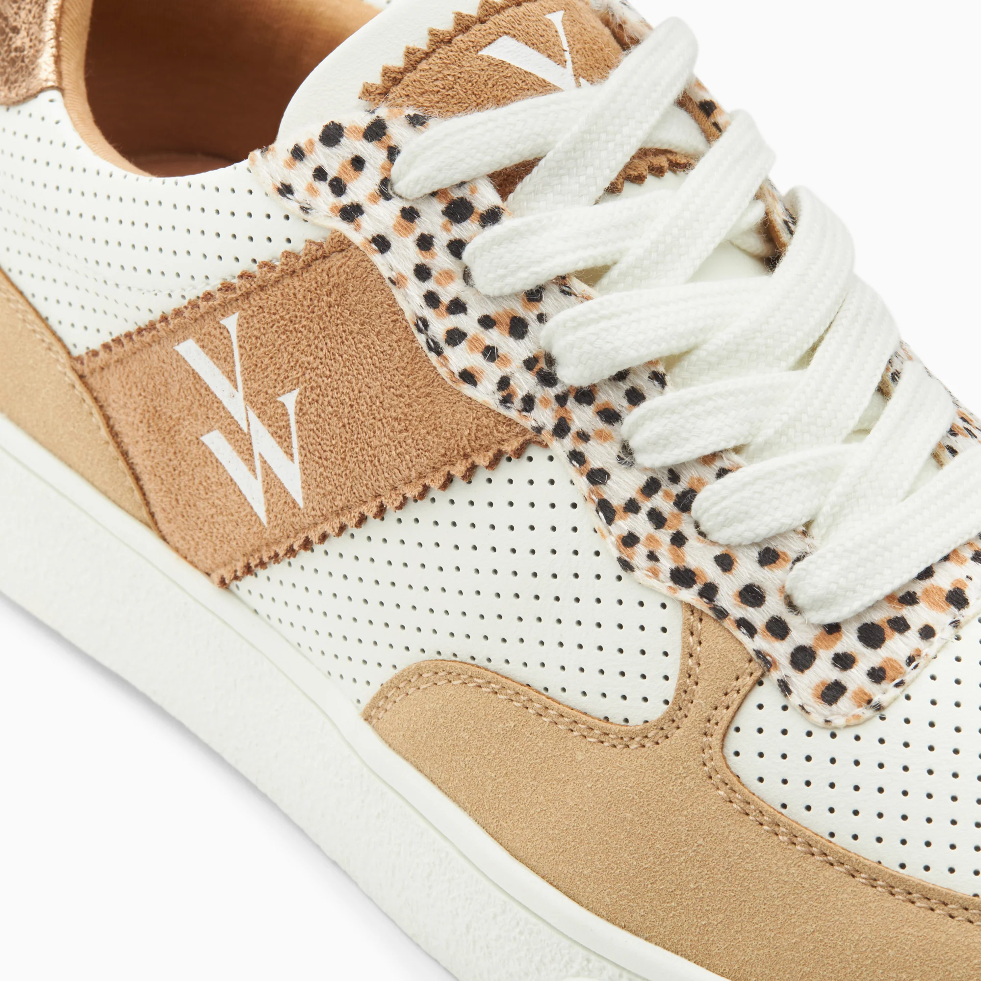 Sneakers-Baskets monogramme Flavie perforées blanc et beige à lacets