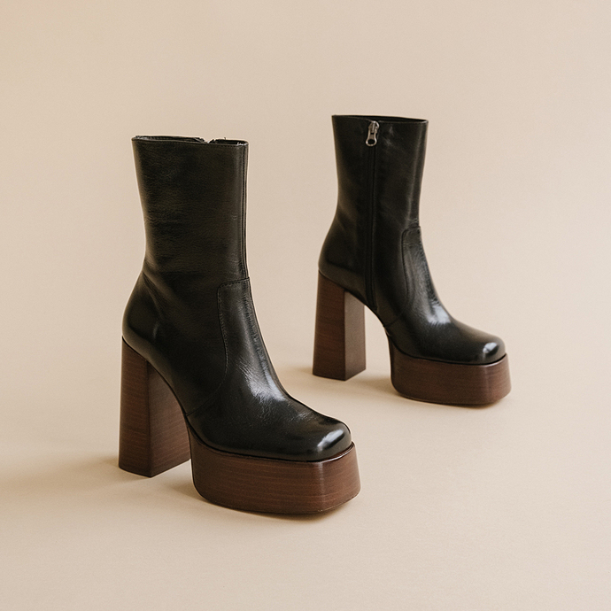 Boots à plateformes et bouts carrés  en cuir vieilli noir
