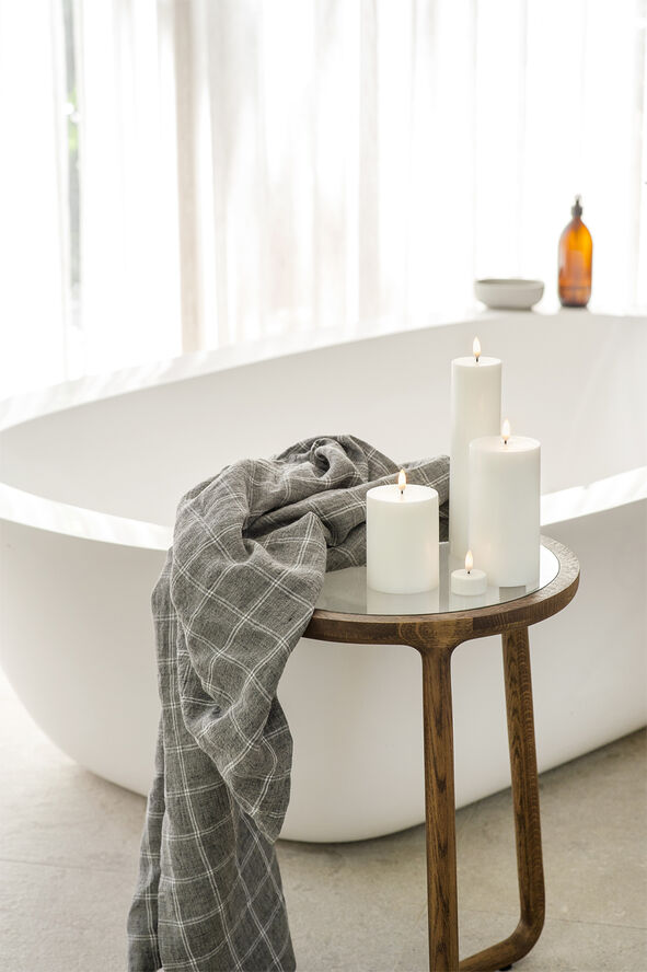 Uyuni LED Pillar Candle - Nordic White - 7,8 x 15 cm Hvid