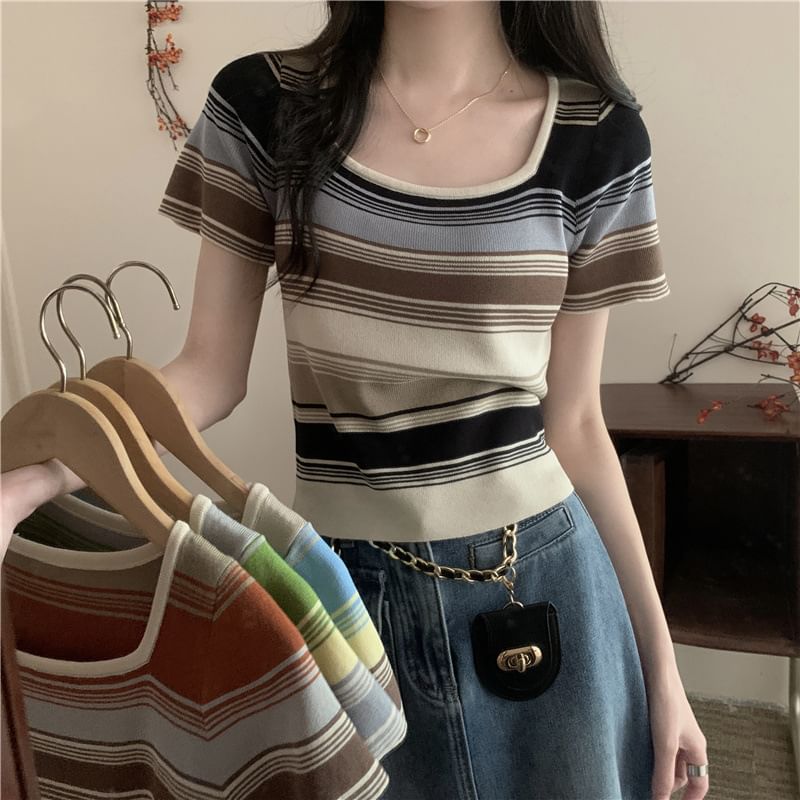 Sisyphi - Gestreepte crop top met korte mouwen en vierkante hals