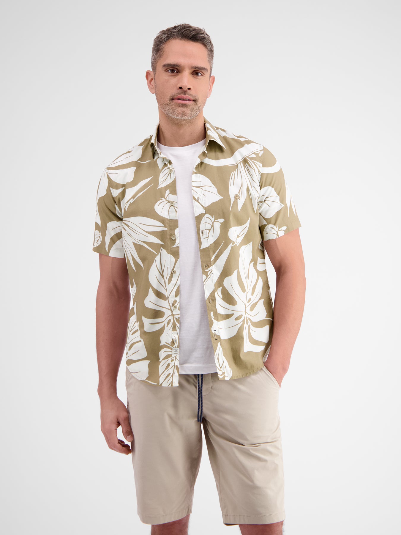 Kurzarmhemd im Hawaiian-Style