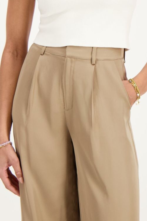 Olijfgroene pantalon satijnen look