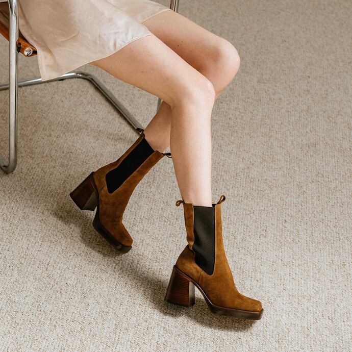 Bottines à talon, bout carré et élastique  en croute cognac