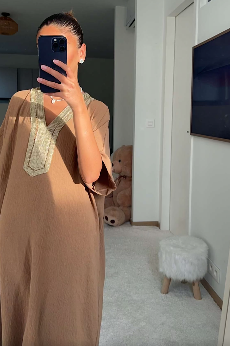 Abaya beige à broderies dorées