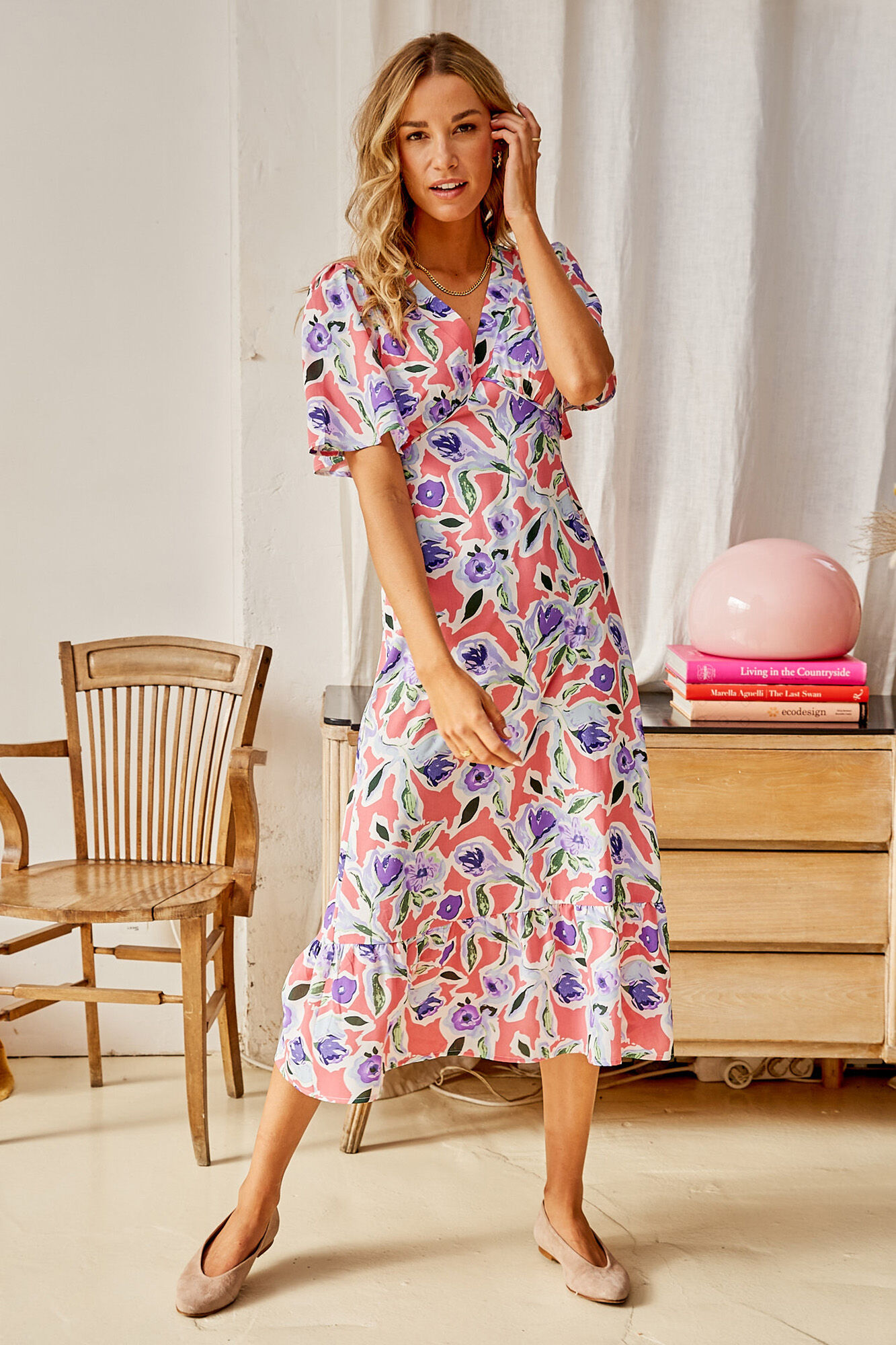 Vestido midi floral em tons de rosa - Maquiagem