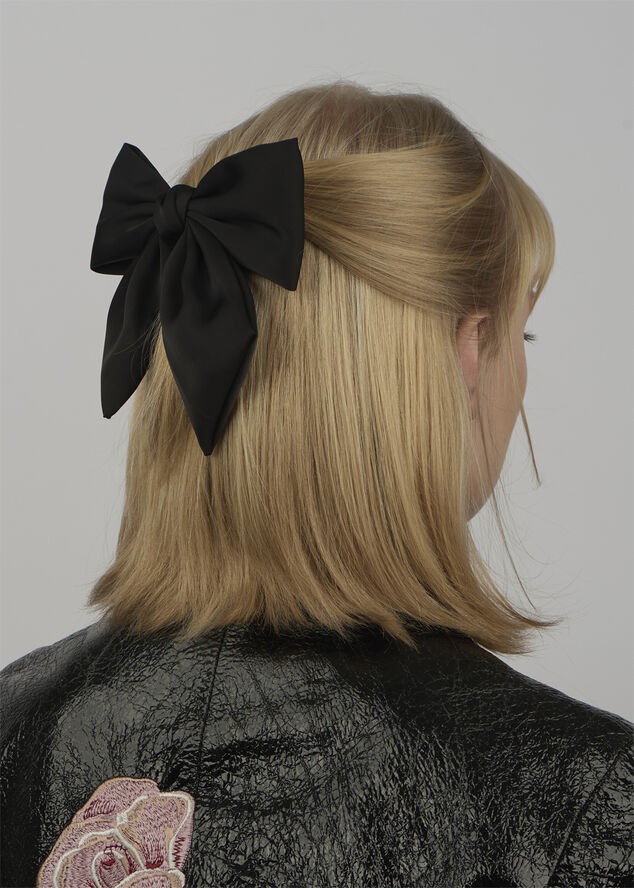 Sui Ava Smooth Bow Black