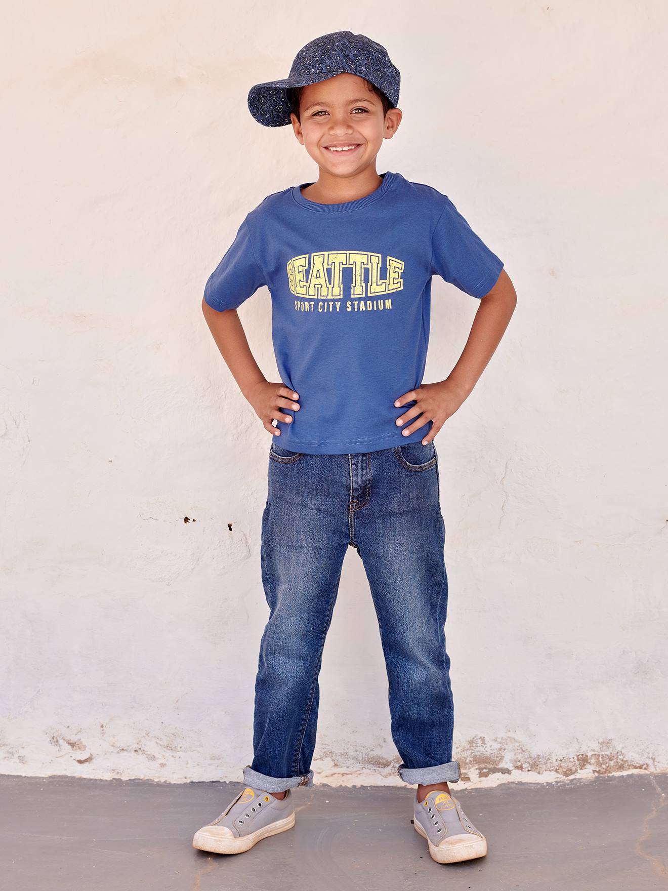 Camiseta branca estilo universitário para meninos