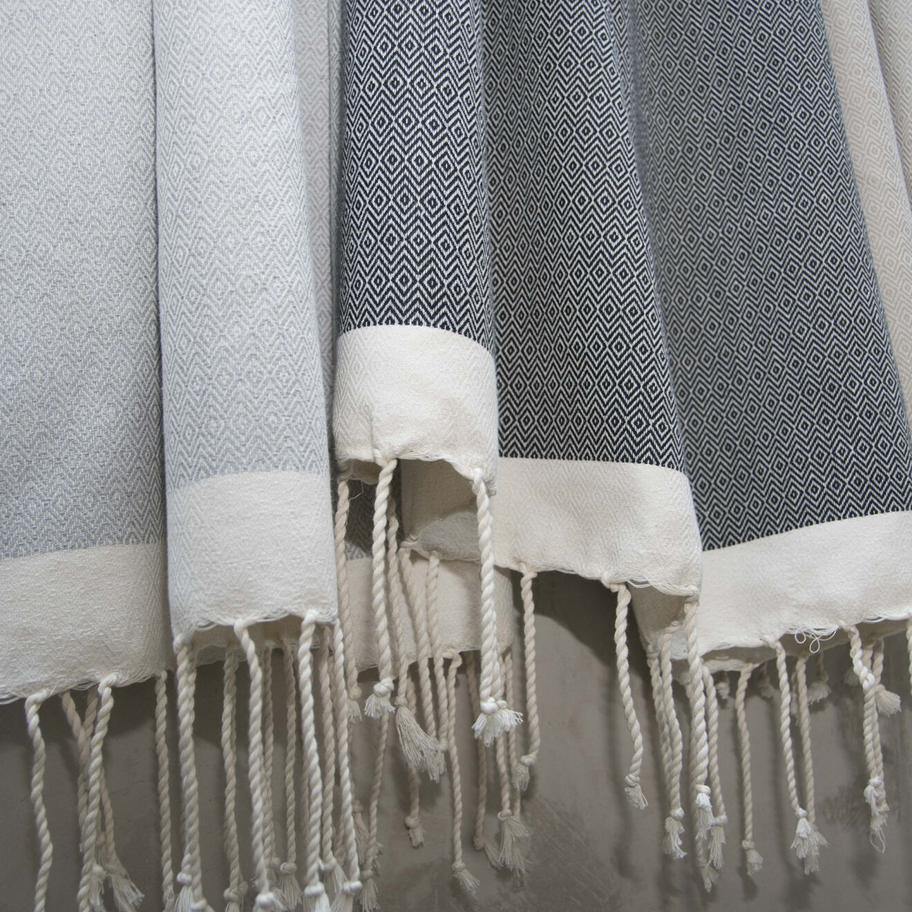 Febronie Plaid 100% Coton 275 g/m² Losange Courchevel gris perle/blanc